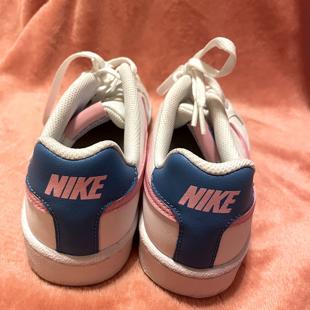 Women’s 6.5, Nike courts. Pink and Blue 🩷
